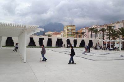 Le parvis devant le Musée Jean Cocteau - Agrandir l'image 1 sur 5, fenêtre modale