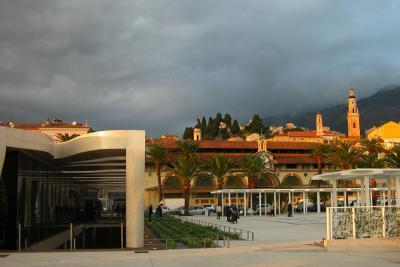 Vue du musée Jean Cocteau avec la vieille ville de Menton et le Campanin - Agrandir l'image 3 sur 5, fenêtre modale