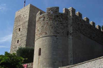 La « tour de l'abbé » et la chapelle Sainte-Anne, vestiges du château du Suquet, Cannes - Agrandir l'image 1 sur 5, fenêtre modale