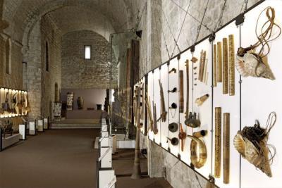 Collection instruments de musique du monde, musée de la Castre, Cannes - Agrandir l'image 4 sur 5, fenêtre modale