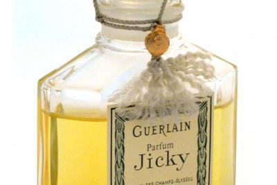 Jicky, créé par Aimé Guerlain en 1889, considéré comme le premier parfum "moderne" (collection du Musée International de la Parfumerie). - Agrandir l'image 7 sur 10, fenêtre modale