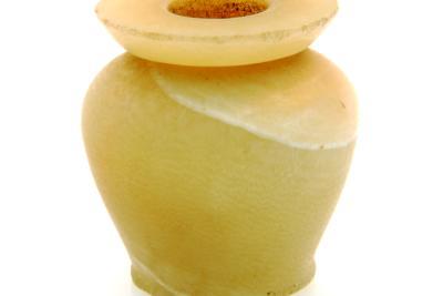 Pot à onguent, Moyen Empire, Egypte, Albâtre taillé, poli, Musée International de la Parfumerie de Grasse - Agrandir l'image 9 sur 10, fenêtre modale