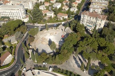 Vue aérienne de l’amphithéâtre antique de Cemenelum - Agrandir l'image 2 sur 7, fenêtre modale