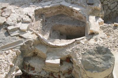 Cuve baptismale et baptistère installés dans les thermes de l’Ouest du site de Cemenelum - Agrandir l'image 6 sur 7, fenêtre modale