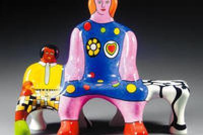 Le banc des générations de Niki de Saint Phalle, 2002, Résine. Un pour cent culturel du collège Niki de Saint Phalle de Valbonne. - Agrandir l'image 3 sur 4, fenêtre modale