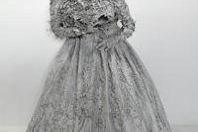 Eva Maria, de Niki de saint Phalle, 1963 ,Dentelle et objets divers 2.22 m. x 2 m. x 1m. Paris, musée national d'Art moderne - Centre Georges Pompidou. - Agrandir l'image 4 sur 4, fenêtre modale