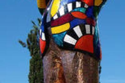 Miles Davis, 1999, de Niki de Saint Phalle, mousse de polyuréthane, résine, armature acier, mosaïque de verre teinté et miroir, doré à l’or fin, 270 x 130 x 100 cm. Hotel Negresco, 37 Promenade des Anglais, 06000 Nice, France - Agrandir l'image 1 sur 4, fenêtre modale