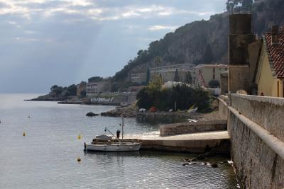 Observatoire océanologique de Villefrance-sur-Mer. Un débarcadère privé à la porte de la Station Zoologique permet un accès facile et aisé à la mer. Le plancton fragile récolté dans la rade peut donc être très rapidement transporté dans les laboratoires. Le Vélelle, un des 3 bateaux dont dispose l’OOV, amarré, face à la Station Zoologique. - Agrandir l'image 3 sur 10, fenêtre modale