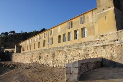 Les « Galériens », une ancienne prison, est l’un des deux bâtiments constituant la Station Zoologique de l’OOV - Agrandir l'image 9 sur 10, fenêtre modale