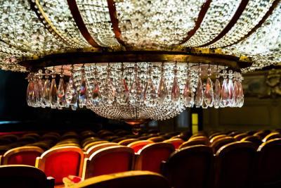 Grand lustre de l'Opéra Nice Côte d'Azur - Agrandir l'image 2 sur 5, fenêtre modale