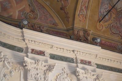 Volutes et faux marbres, chapelle des Pénitents blancs, L’Escarène - Agrandir l'image 9 sur 11, fenêtre modale