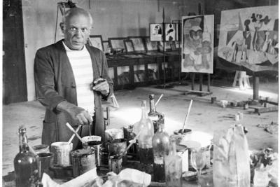 Pablo Picasso dans le château Grimaldi, Antibes, 1946 - Agrandir l'image 2 sur 4, fenêtre modale