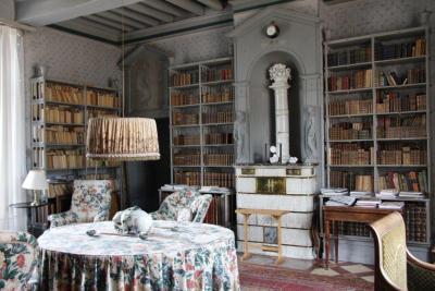 Bibliothèque du bureau de Roger Martin du Gard dans le château du Tertre - Agrandir l'image 2 sur 3, fenêtre modale