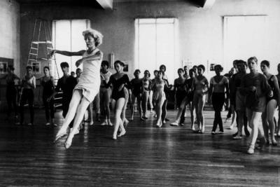 Rosella Hightower donnant un cours au grand studio Gallia à Cannes - Agrandir l'image 2 sur 2, fenêtre modale