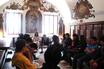 La romancière Marie-Thérèse Schmitz au Réfectoire, lors d’une rencontre avec des 3e du Collège J.B Rusca de St Dalmas de Tende - Agrandir l'image 5 sur 14, fenêtre modale