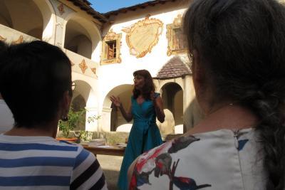 Marie-Thérèse Schmitz, romancière lauréate de la bourse Drac 2013, en lecture publique dans le cloître, lors de sa présentation de sortie de résidence, le 31 août 2013. - Agrandir l'image 7 sur 14, fenêtre modale