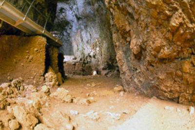 Grotte du Lazaret, Nice. Le sol en cours de fouille.Ce site était un lieu de passage au moment de la saison de la chasse il y a 160 000 ans par Homo erectus, fin du paléolithique moyen. - Agrandir l'image 1 sur 3, fenêtre modale