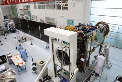 Equipe de collaborateurs testant les panneaux solaires déployés du satellite Turksat 3A - Agrandir l'image 4 sur 4, fenêtre modale