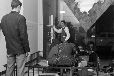 Ecole de Nice - Performance Galerie A, au fond Ben, 1966 - Agrandir l'image 1 sur 5, fenêtre modale