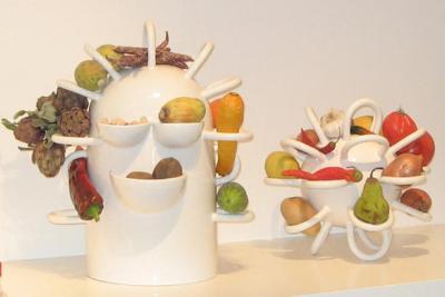 "Robot", porte-fruits et légumes, créé en 2001 sur une invitation de la Direction des Arts-Plastiques. Florence Doléac / RADI Designers à Vallauris , réalisation "Poterie d'Amélie" puis Claude Aïello. - Agrandir l'image 1 sur 6, fenêtre modale