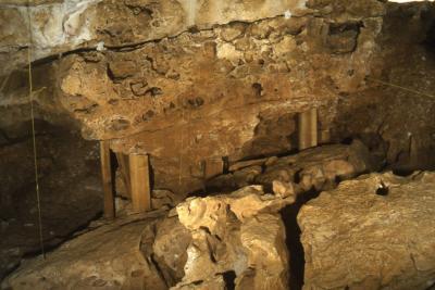 Paroi Est montrant des bancs de calcaire du Jurassique et des traces d’érosion marine. - Agrandir l'image 1 sur 9, fenêtre modale