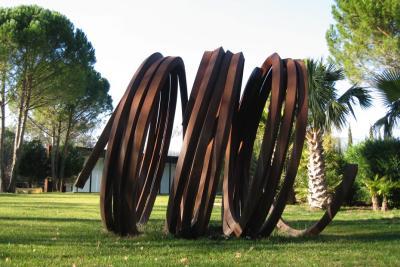 Bernar Venet, Trois lignes indéterminées,1996 Acier roulé 270 x 280 x 360 cm - Agrandir l'image 3 sur 4, fenêtre modale