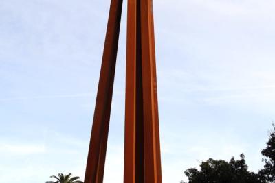 Bernar Venet, 9 Lignes obliques, 2010, Acier Corten Hauteur : 30 mètres. Installation permanente. Promenade des Anglais, Nice, France - Agrandir l'image 4 sur 4, fenêtre modale
