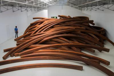 Bernar Venet, Effondrement: 200 tonnes, 2015, Acier Cor-ten Sculpture sans dimensions spécifiques - Agrandir l'image 1 sur 4, fenêtre modale