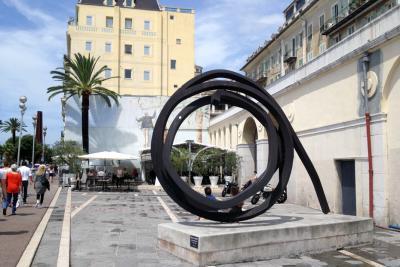 Ligne indéterminée, sculpture de Bernar Venet, acier corten,1987, quai des Etats-Unis, Nice - Agrandir l'image 2 sur 4, fenêtre modale