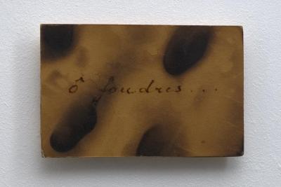 ô foudres…, Yves Klein et André Verdet, 1961, carton brûlé, 11 x 17 cm.  - Agrandir l'image 1 sur 4, fenêtre modale