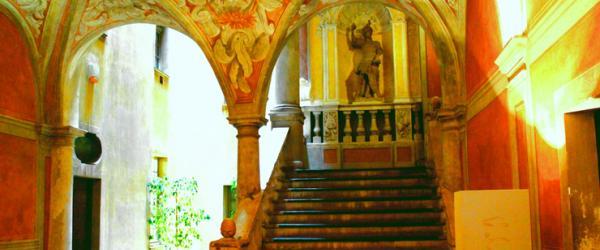 Le grand vestibule d'entrée du Palais Lascaris à Nice, avec l'escalier monumental
