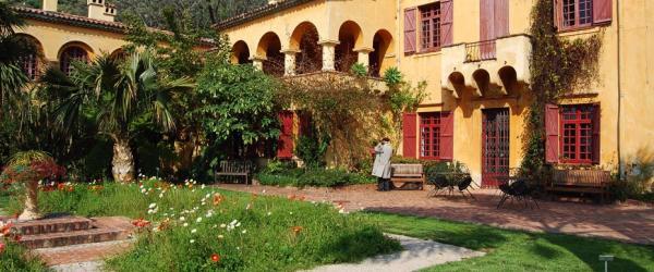 Le bâtiment et la terrasse, jardin du Val Rahmeh à Menton