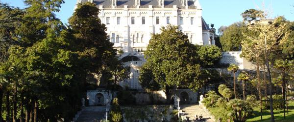 Le château de Valrose, exemple de "folies" construites à Nice, vu depuis le vaste parc de la propriété