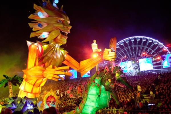 Parade de carnaval avec le char de sa Majesté carnaval (2011)