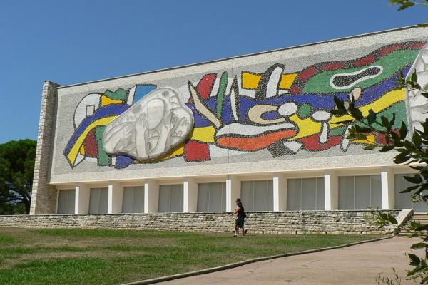La façade principale du musée national Fernand Léger à Biot