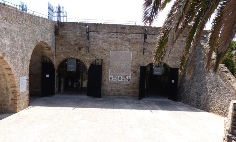 Entrée du musée d'Archéologie d'Antibes - Agrandir l'image, fenêtre modale