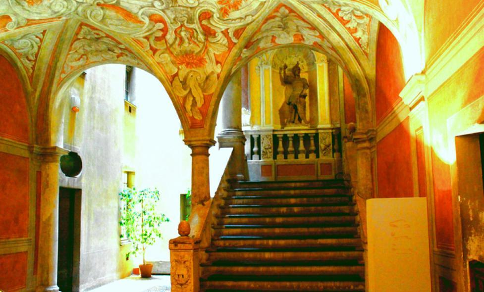 Le grand vestibule d'entrée du Palais Lascaris à Nice, avec l'escalier monumental - Agrandir l'image, fenêtre modale