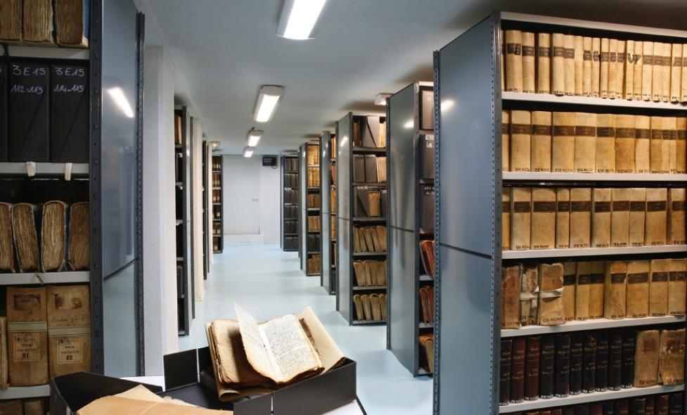 Un magasin d’archives dans le bâtiment des Archives départementales. - Agrandir l'image, fenêtre modale