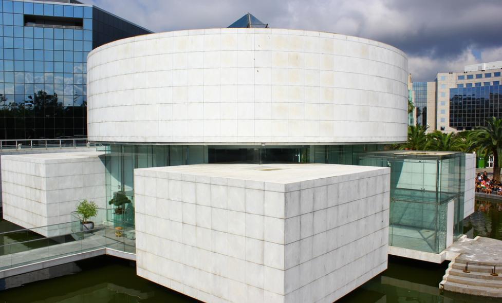 Vue extérieure du musée depuis la terrasse - Agrandir l'image, fenêtre modale