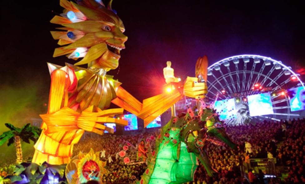 Parade de carnaval avec le char de sa Majesté carnaval (2011) - Agrandir l'image, fenêtre modale