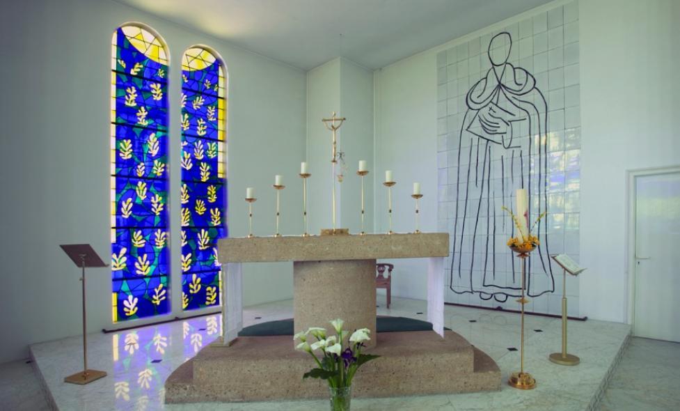  Le chœur de la chapelle du Rosaire à Vence ; l'autel, les vitraux, les céramiques et objets liturgiques d'Henri Matisse. - Agrandir l'image, fenêtre modale
