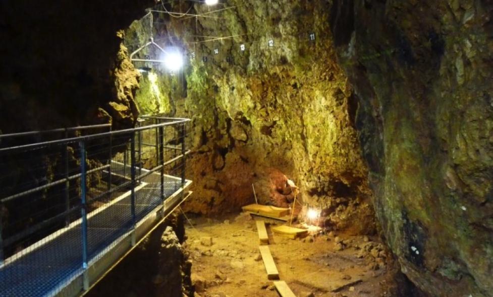 Fouilles en cours à l'intérieur de la grotte du Lazaret - Agrandir l'image, fenêtre modale