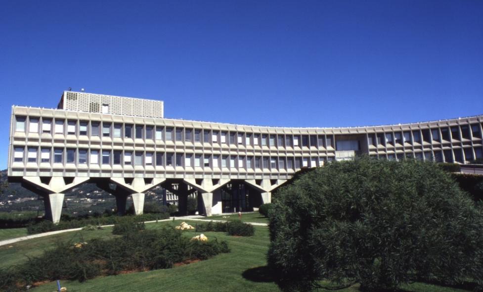 Le bâtiment d’IBM à La Gaude, architecte Marcel Breuer - Agrandir l'image, fenêtre modale
