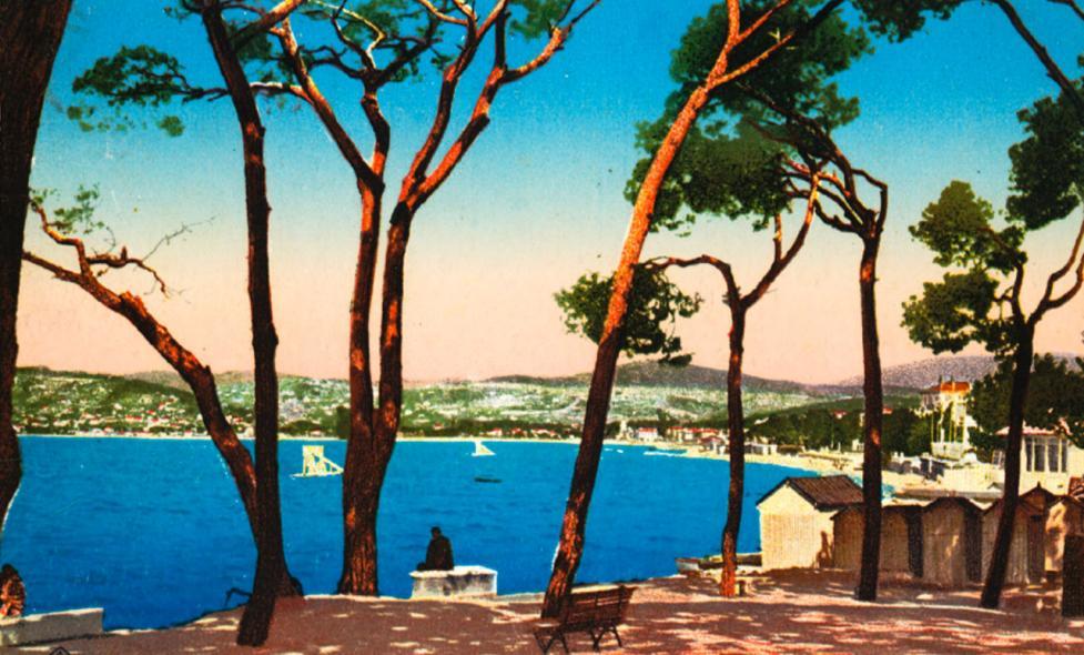 Carte postale de 1937, montrant la pinède et la plage de Juan-les-Pins - Agrandir l'image, fenêtre modale