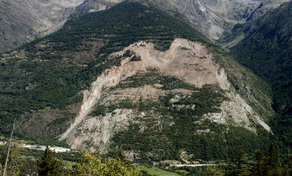 Flanc sud-ouest du Mont Ténibre situant le glissement de terrain de la Clapière - Agrandir l'image, fenêtre modale