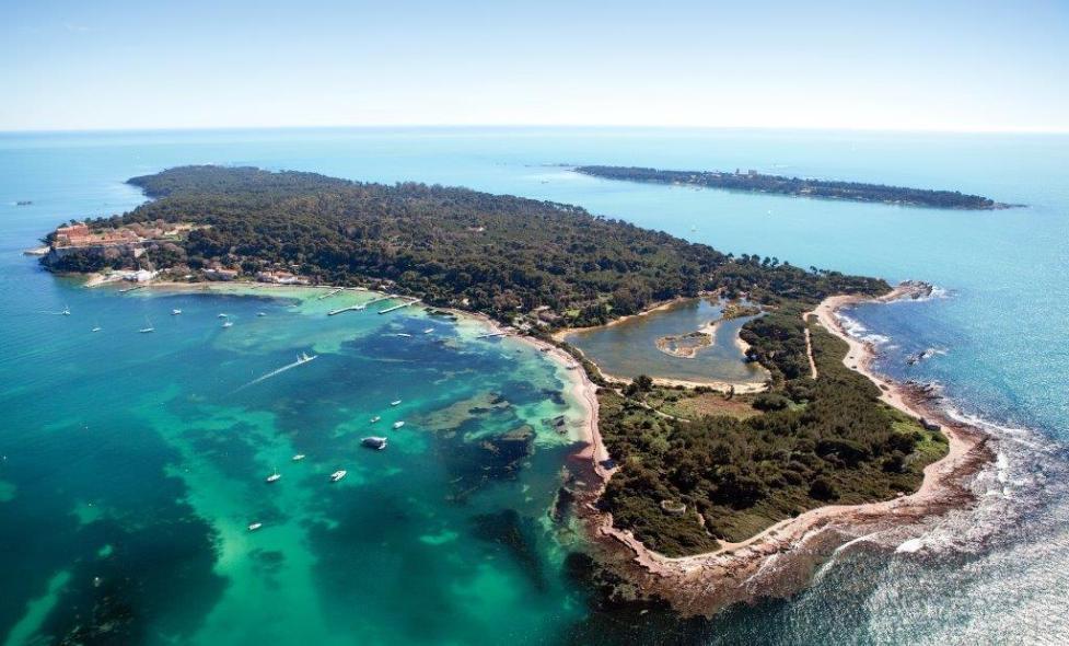 Les îles de Lérins vues d'avion - Sainte-Marguerite au premier plan, Saint-Honorat au second plan - Agrandir l'image, fenêtre modale