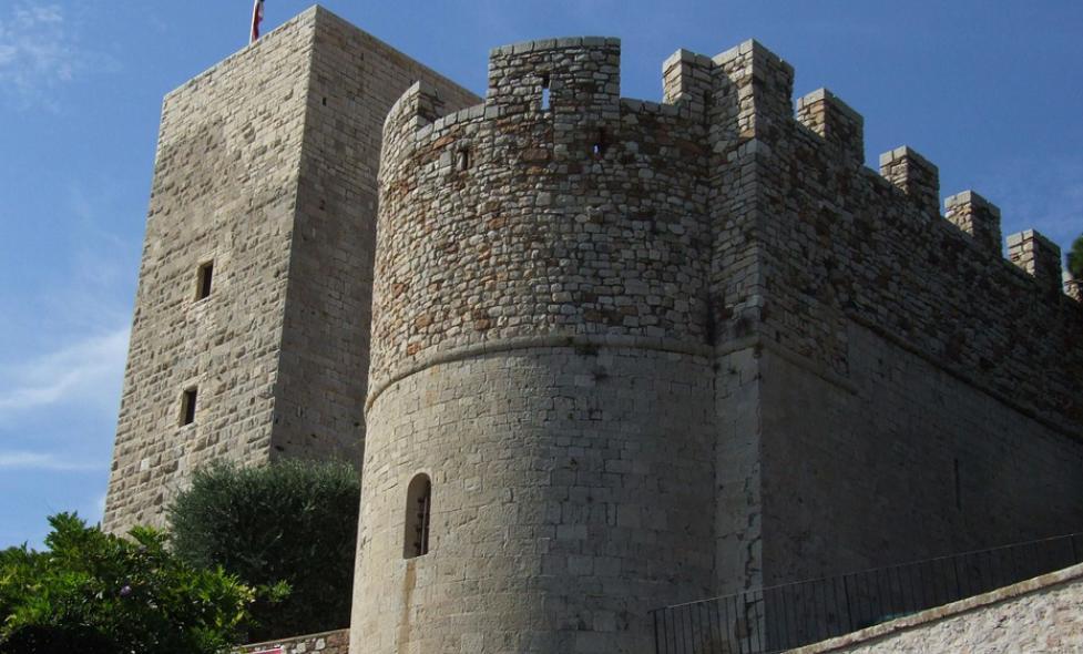 La « tour de l'abbé » et la chapelle Sainte-Anne, vestiges du château du Suquet, Cannes - Agrandir l'image, fenêtre modale
