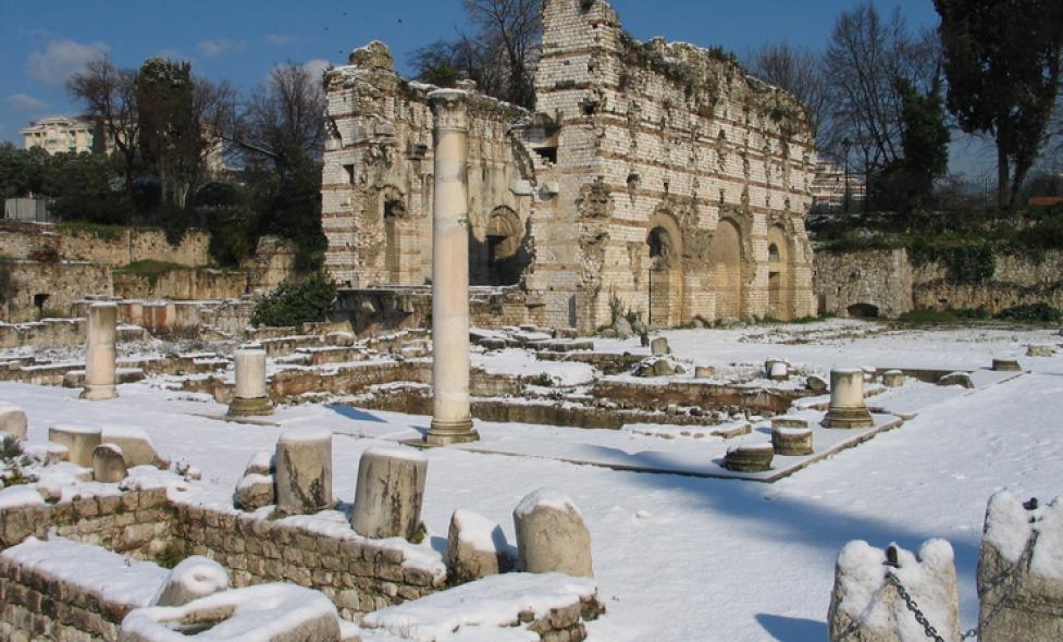 Piscine (au premier plan) et frigidarium des thermes du Nord, site antique de Cemenelum - Agrandir l'image, fenêtre modale