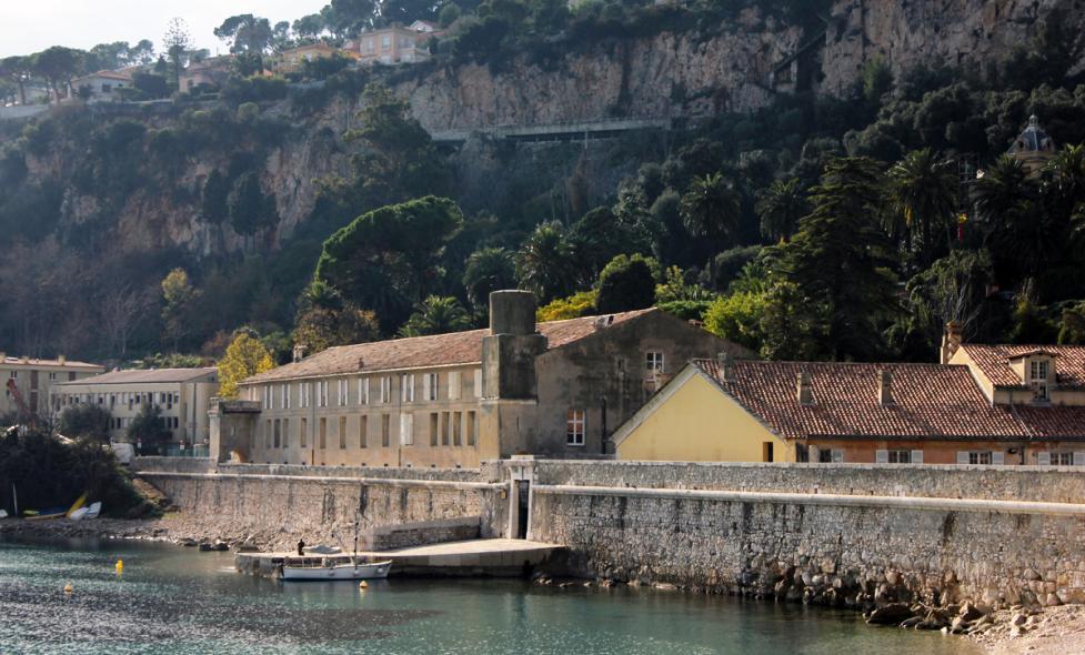 Observatoire océanologique de Villefrance-sur-Mer. De droite à gauche : les deux bâtiments qui constituent la Station Zoologique de Villefranche-sur-Mer, la « Vieille Forge » et les « Galériens », et le bâtiment « Jean Maetz », tout au fond à gauche. - Agrandir l'image, fenêtre modale