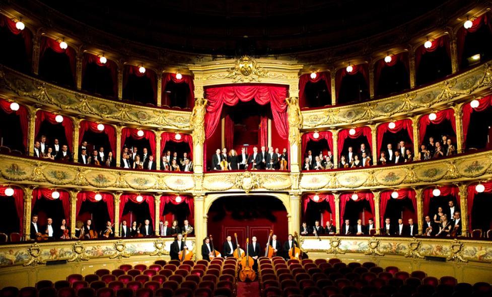 Salle à l'italienne avec ses trois niveaux de loges dont la loge royale - Agrandir l'image, fenêtre modale